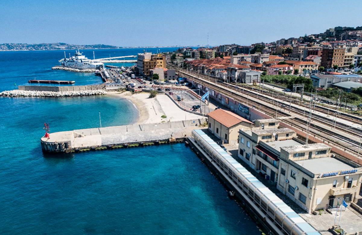 Pensiline per i pendolari dello Stretto nel porto di Villa S. Giovanni