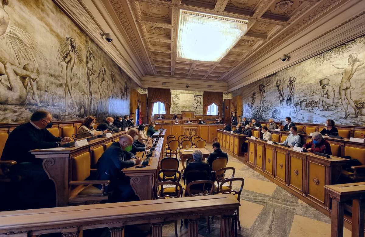 Pfizer, nel tavolo di crisi sindacati e politica chiedono stop ai licenziamenti