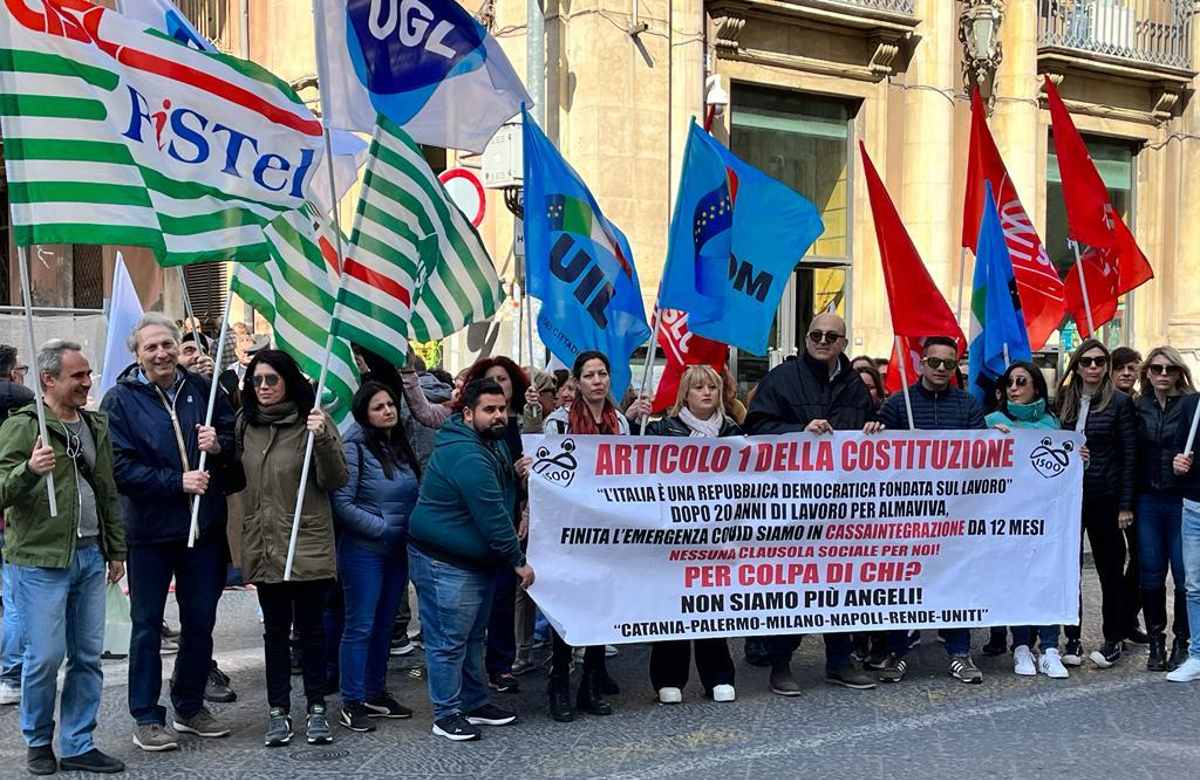 Vertenza Almaviva, a Catania sit-in dei lavoratori davanti la prefettura