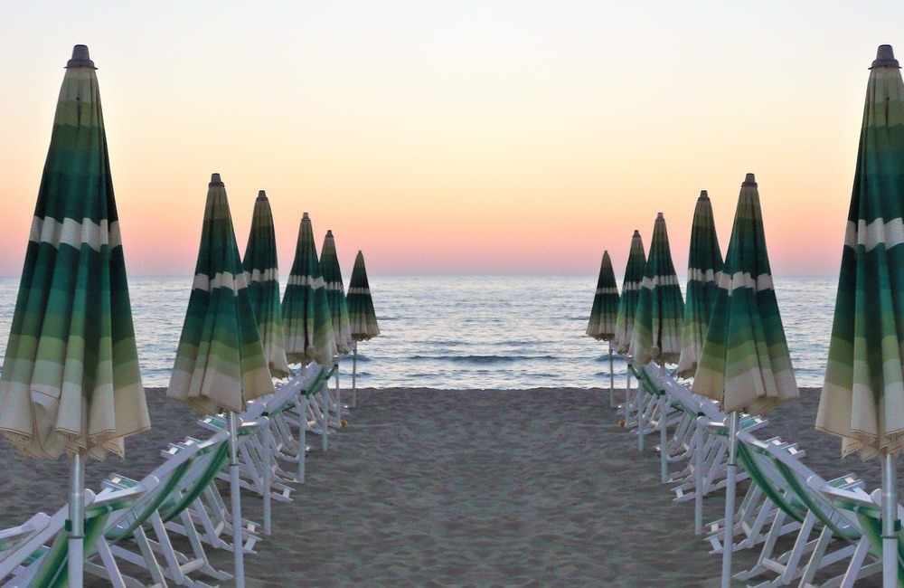 Mare inquinato, il primato in Sicilia. Mondello la spiaggia più “concessa”