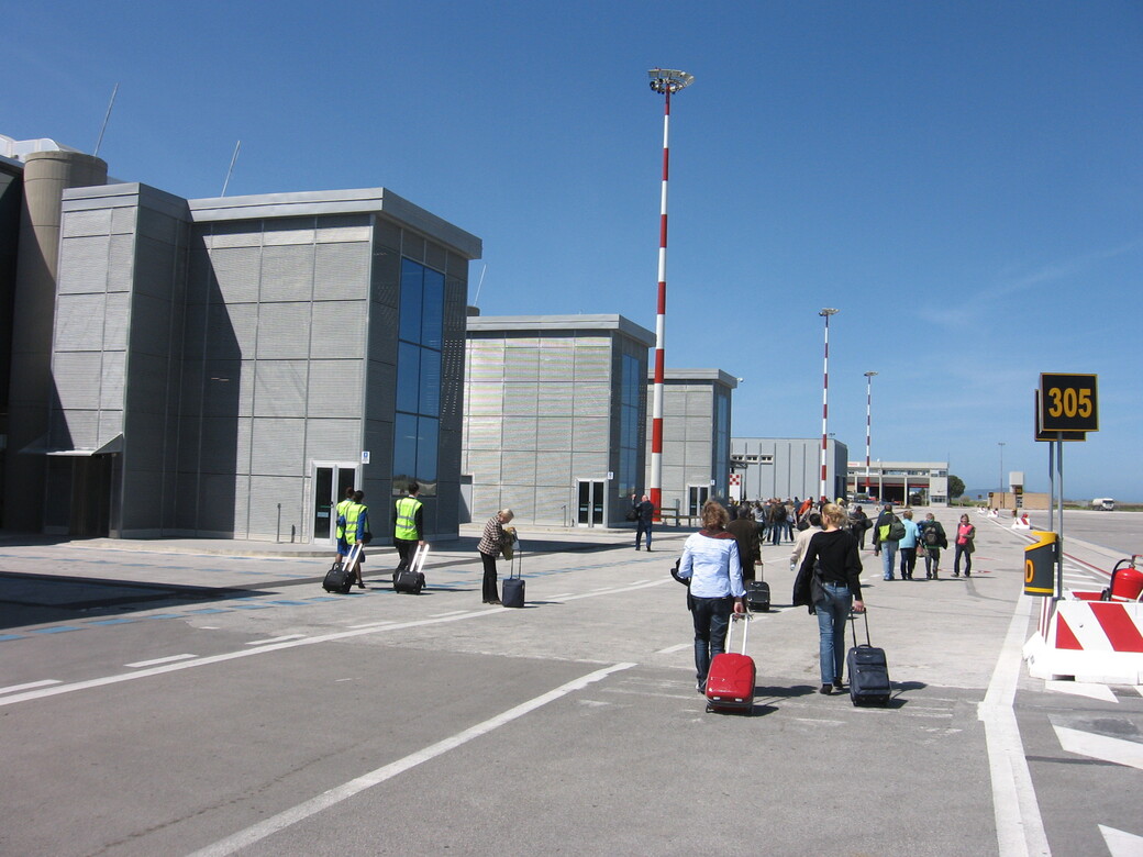 Aeroporto Trapani Birgi, voli sospesi causa incendio. Riaperto in serata