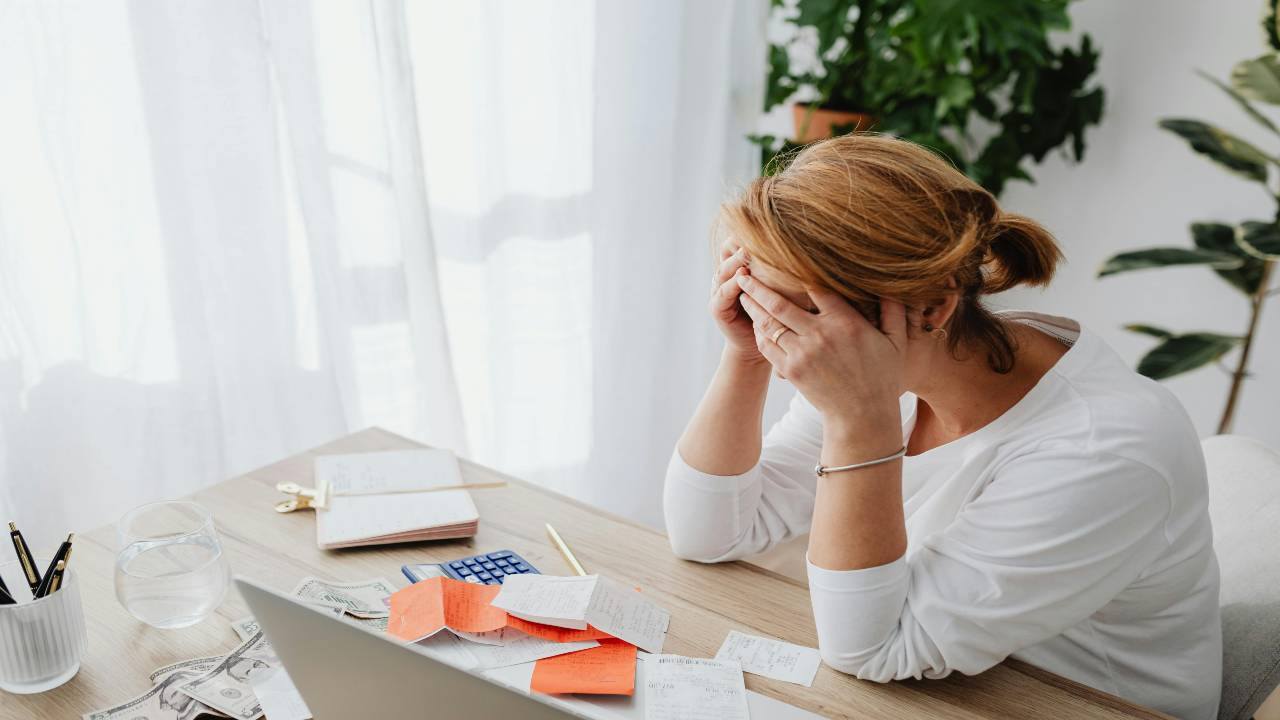 Debiti e preoccupazione (Pexels)-focusicilia.it