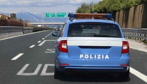 Alt polizia auto senza conducente - Focusicilia.it (Fonte foto Canva)