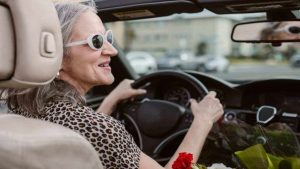 Anziana donna alla guida (Canva)-focusicilia.it