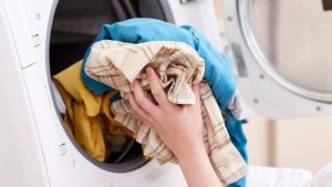 Come eliminare le macchie dai vestiti