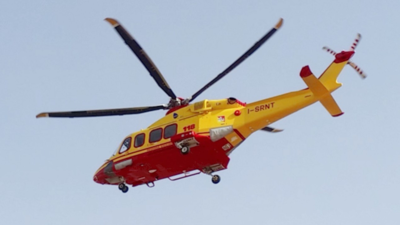 Eolie, tragedia sfiorata a Lipari: 15enne slovacco si tuffa e finisce sugli scogli, trasferito d’urgenza a Messina