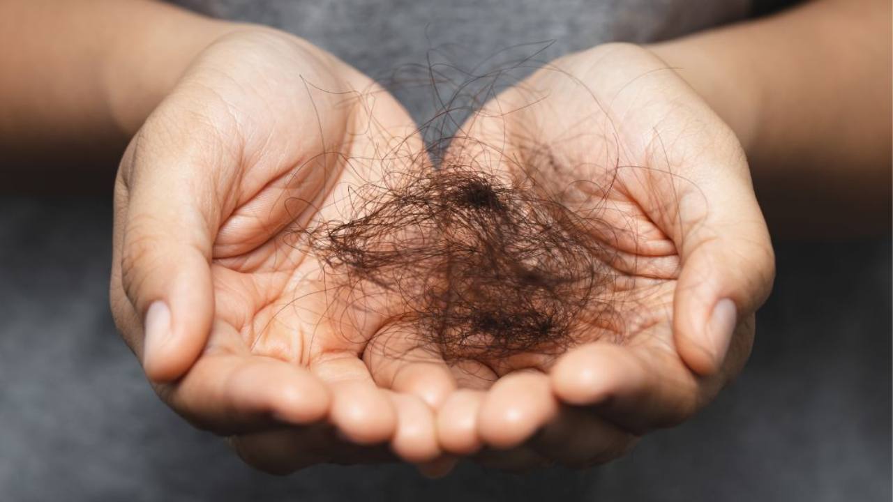 La correlazione tra alcol e caduta di capelli