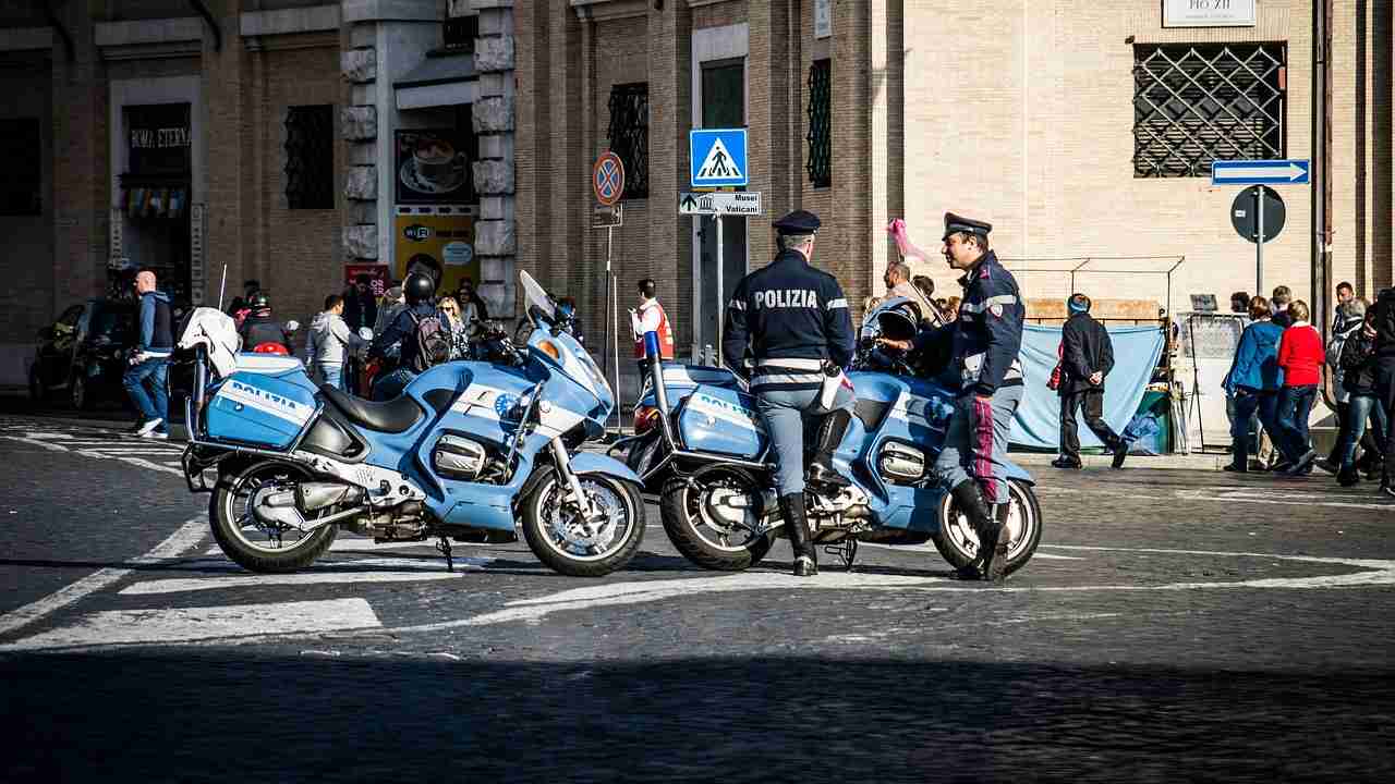 Turista svizzero perde giubbotto e soldi all’aeroporto di Catania: un cittadino lo restituisce