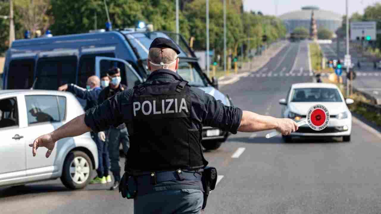 Strade sotto controllo, scatta la stangata da 344 € entro un mese | Perdi anche 3 punti patente