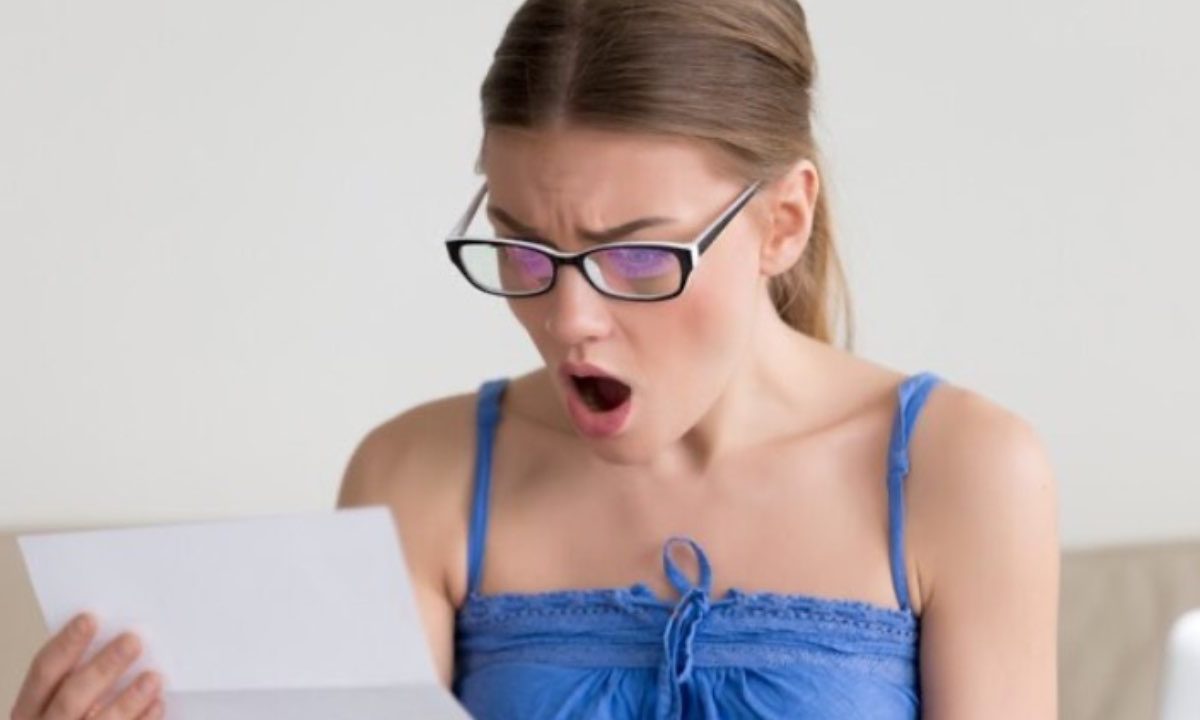 Bolletta elettrica, controlla queste voci: ti bastano 30 secondi per dimezzarla del 50% | Ecco dove nascono gli extra costi