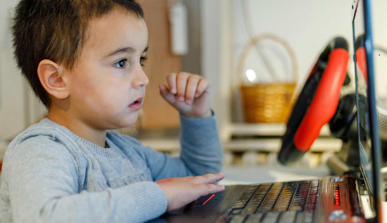 Dipendenza dagli schermi - fonte_Canva - Focusiclia.it