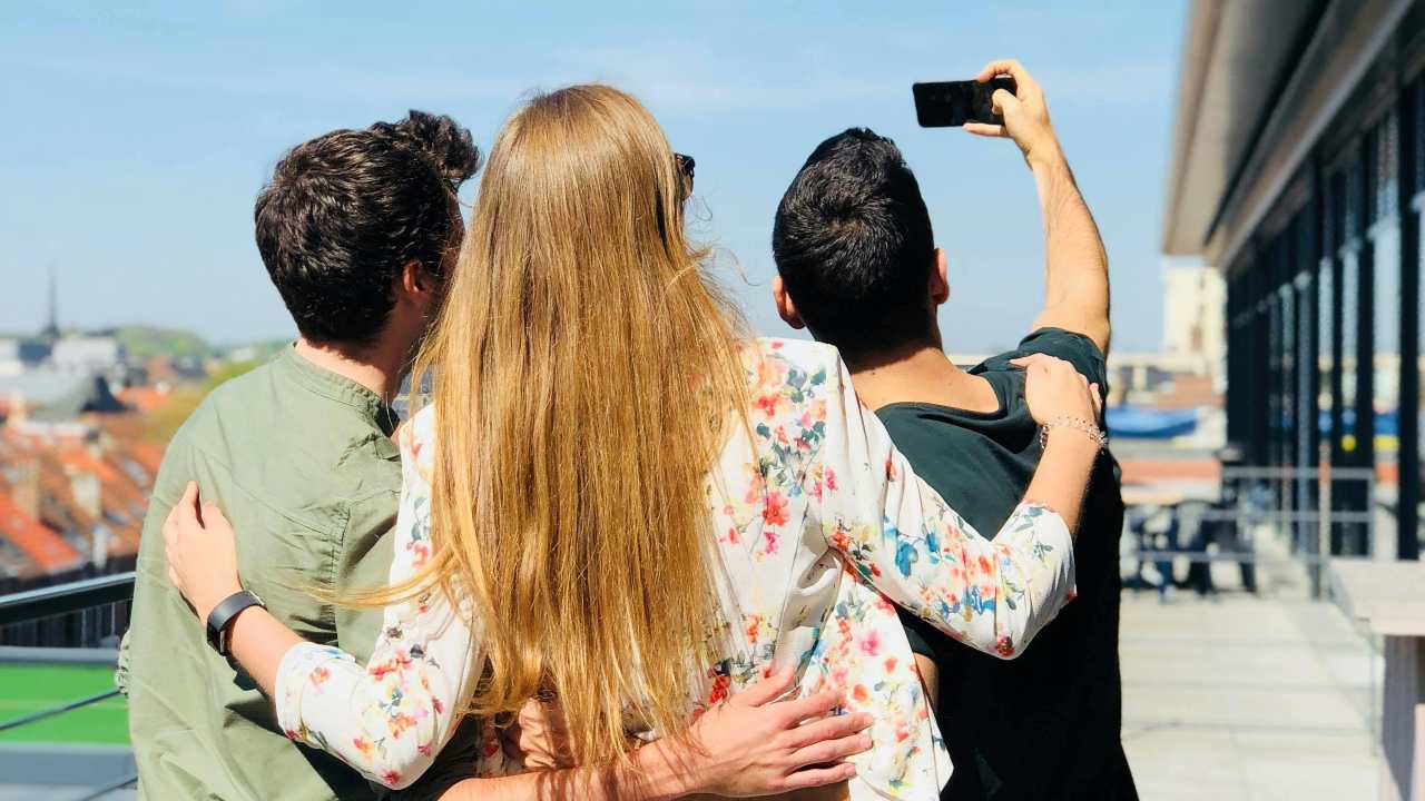 Attenzione ai selfie, puoi essere denunciato | Scattare foto in luoghi pubblici ti può costare anche 10.000€