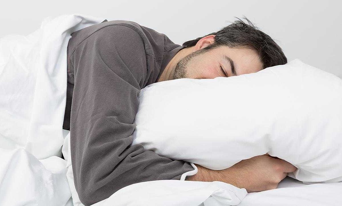 Sonno, se ti addormenti in pochi secondi non è un bene: il neurologo lancia l’allarme | È il campanello d’allarme