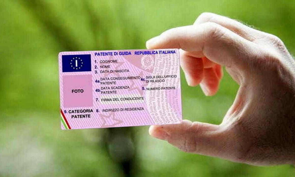 Patente, dal 1° gennaio averla ti costa 400€ | per molti sarà un muro economico