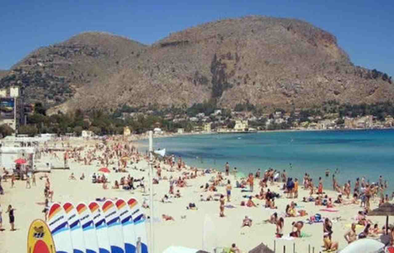 Tuffo in mare a Capodanno, in Italia c’è chi fa il bagno anche a dicembre | Mare limpido e oltre 20 gradi: sembra estate piena