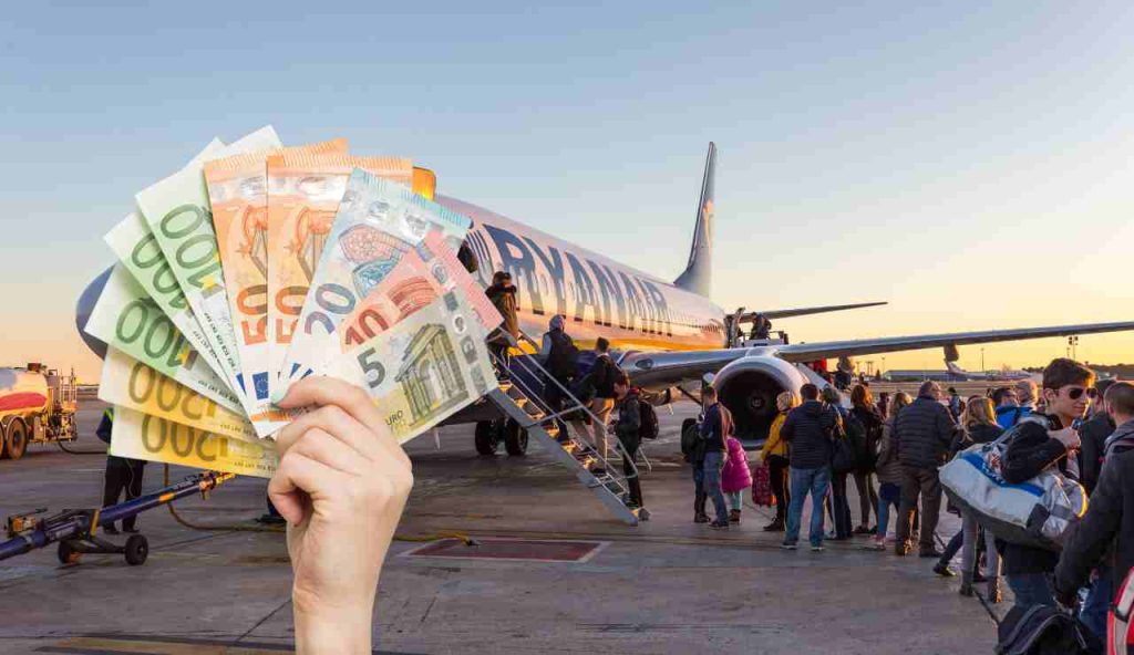 Ryanair, nuova stangata sui passeggeri | dal 12 novembre sali sull’aereo e ti chiedono 100 € in più: chi non si informa rischia di pagare il doppio