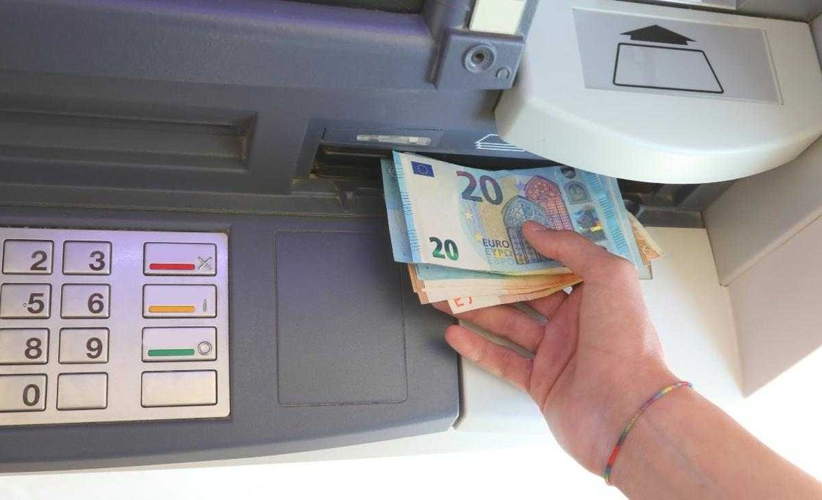 Bancomat, non prelevare mai 300€ o rischi di finire in tribunale | La beffa del sistema che ti manda in bancarotta