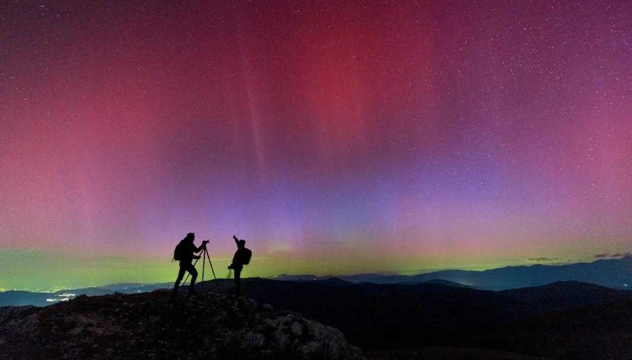 Aurora boreale, la puoi guardare da casa tua | In questi giorni tempeste geomagnetiche l’hanno portata in Italia: come e dove vederla