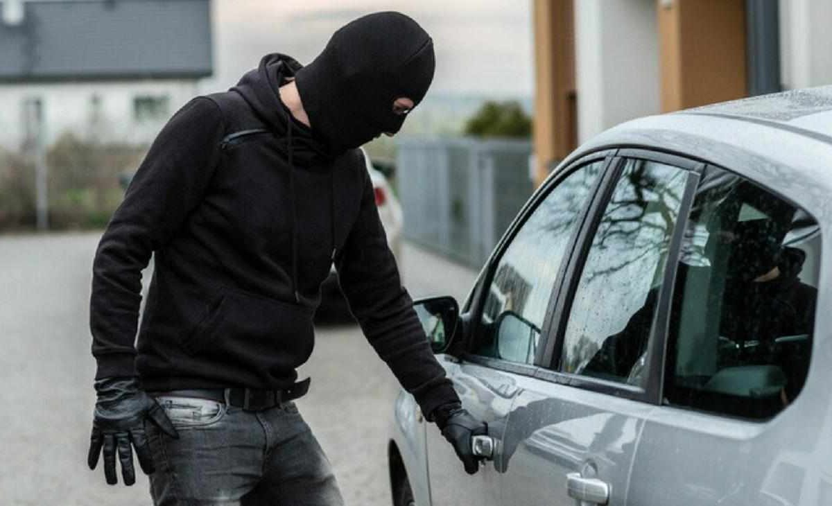 Auto rubate in pochi secondi: l’UE introduce la firma digitale obbligatoria | Diventerà impossibile rubarle da qualsiasi parte