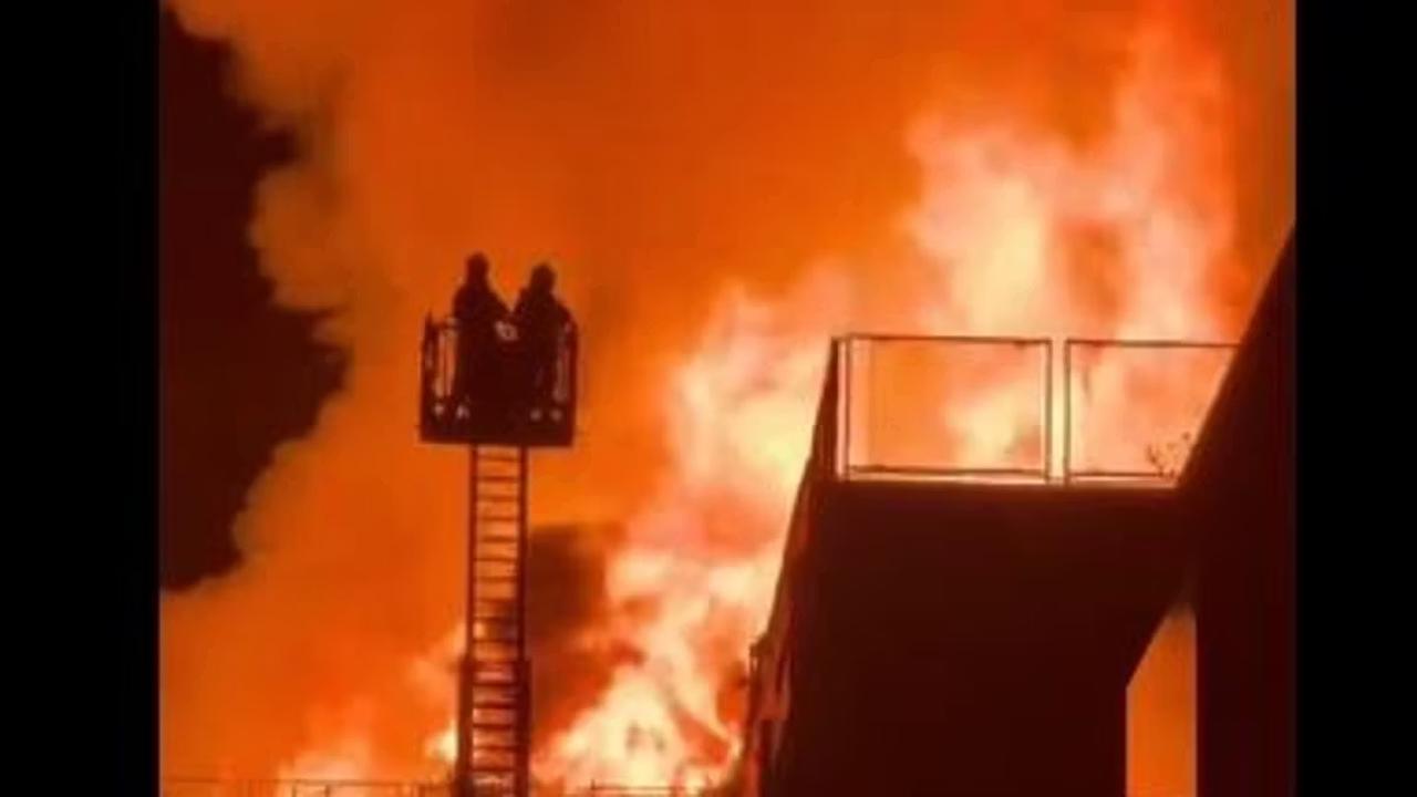 Incendio devastante a Catania, fumo visibile da chilometri | Fiamme altissime, residenti devono scappare