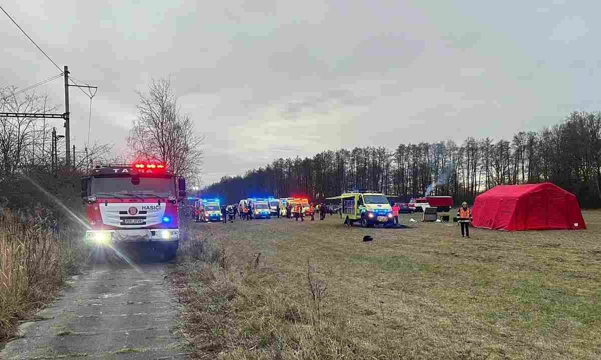 Disastro ferroviario: scontro spaventoso tra due treni, si contano ancora i feriti | La dinamica è impressionante