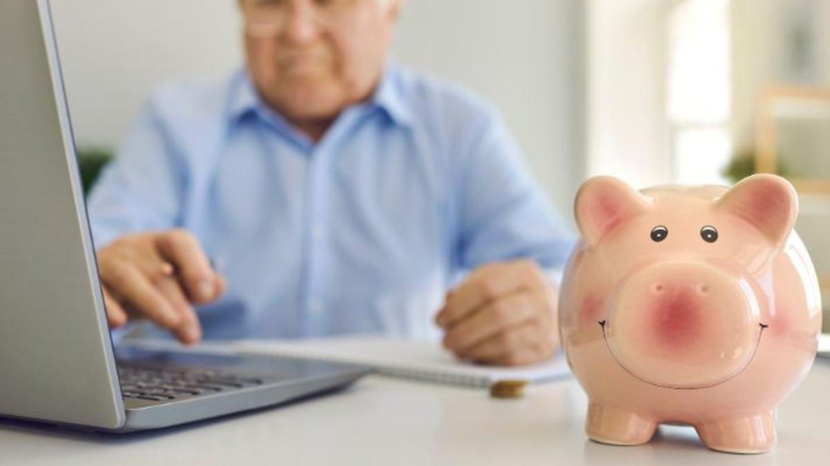 Pensionati, da oggi paghi solo metà contributi | il cedolino non cresce ma la spesa cala: più soldi in tasca