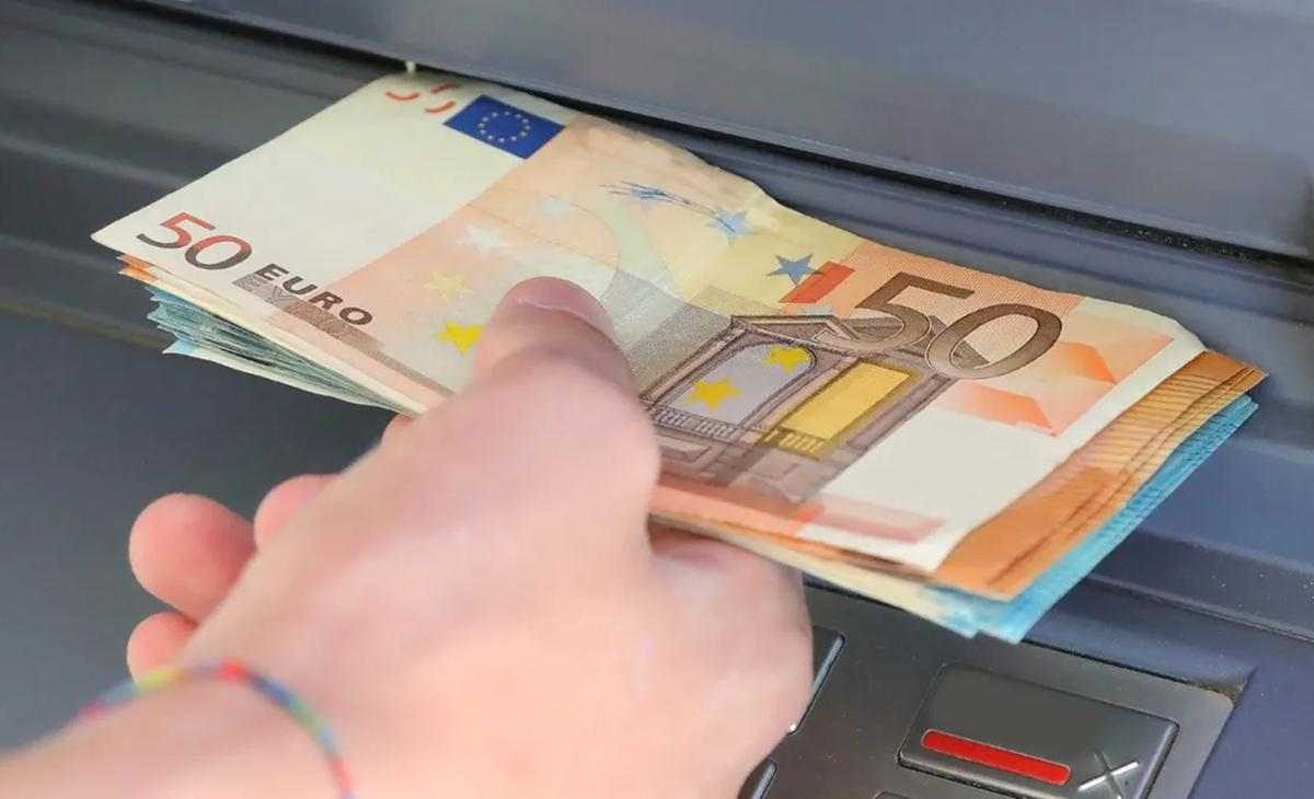 Conti cointestati nel caos: l’ex può prelevare tutto senza avvisarti | la banca non ti protegge mai