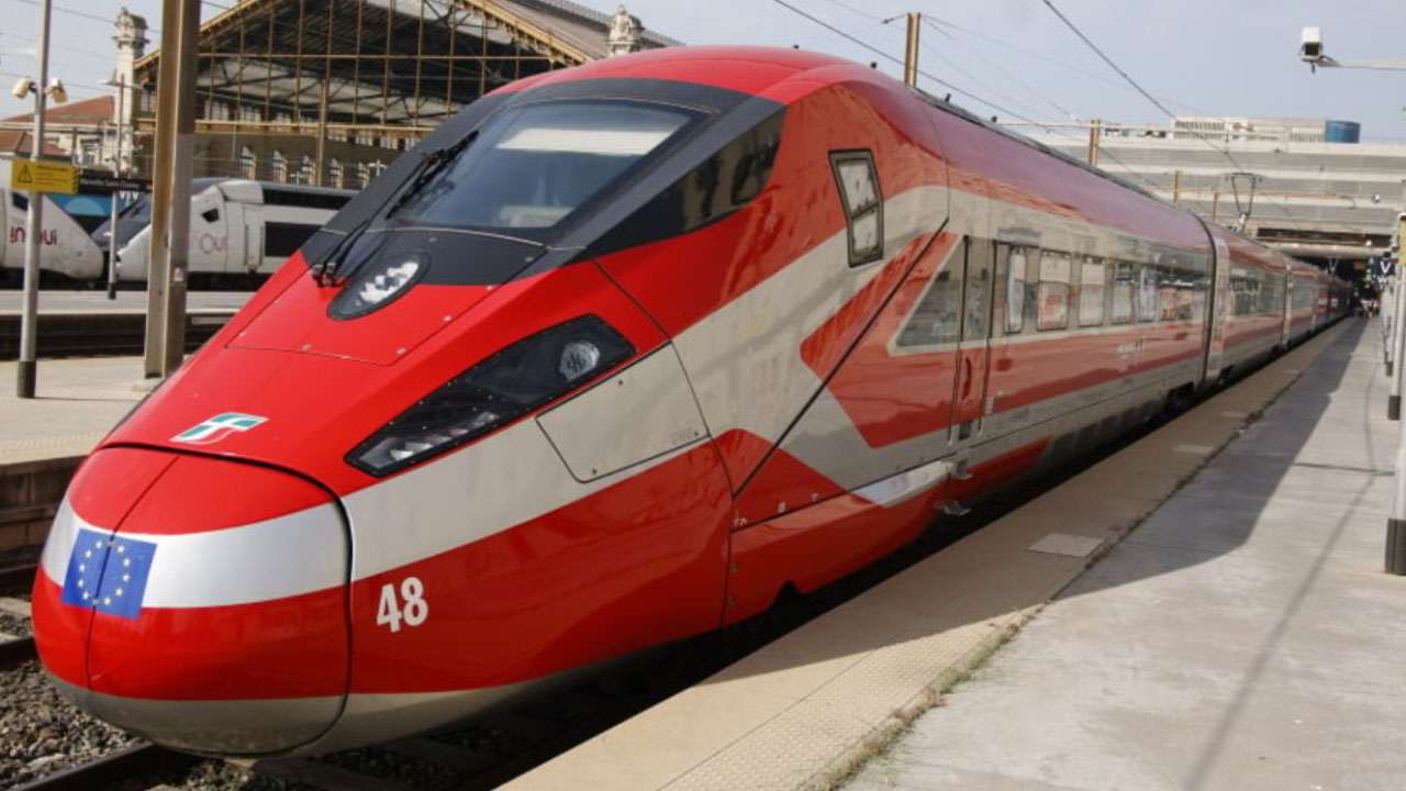 Treno in ritardo, soldi indietro subito | le regole Trenitalia minuto per minuto: quando scatta il rimborso