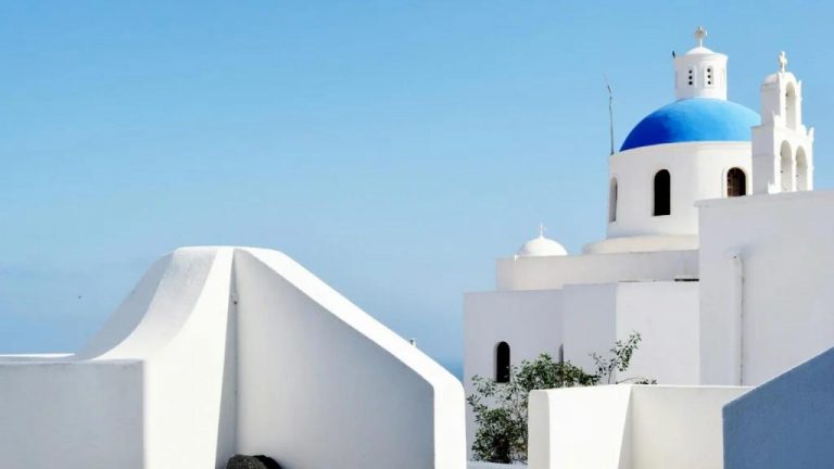 Sembra Santorini ma sei in Sicilia, è il borgo più bello d’Italia dove il mare parla e le rocce raccontano leggende