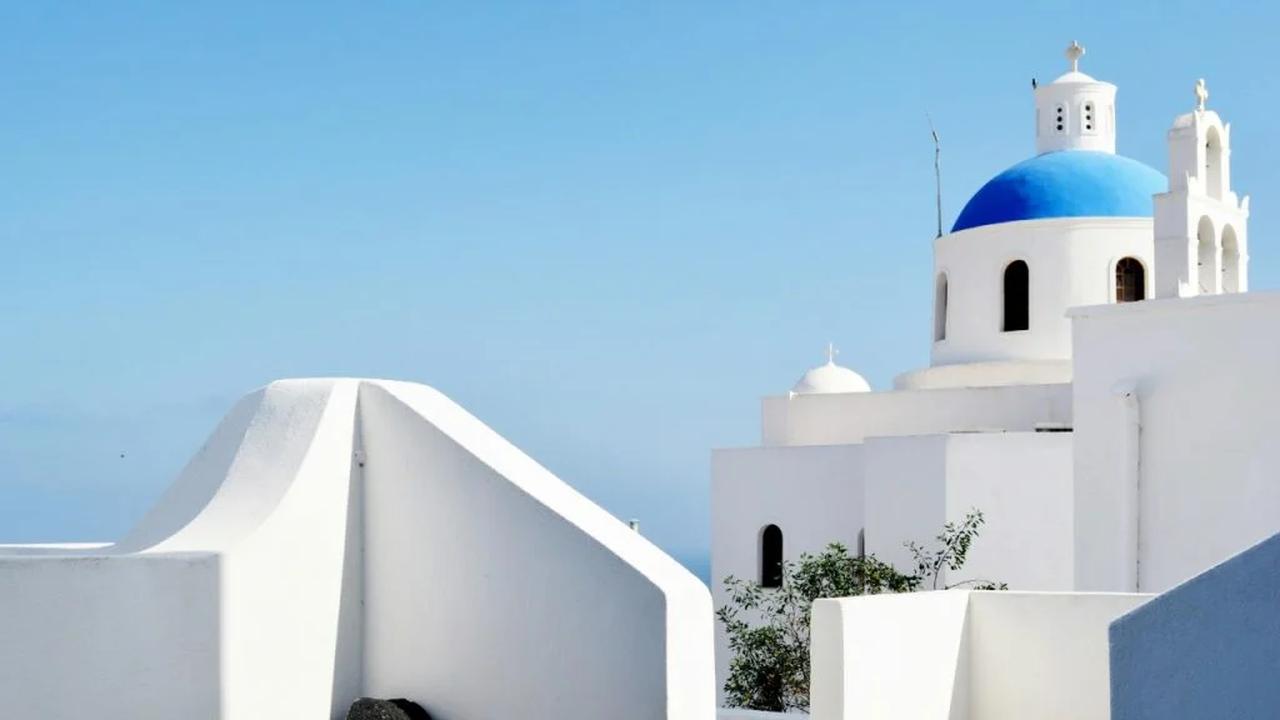 Sembra Santorini ma sei in Sicilia, è il borgo più bello d’Italia dove il mare parla e le rocce raccontano leggende