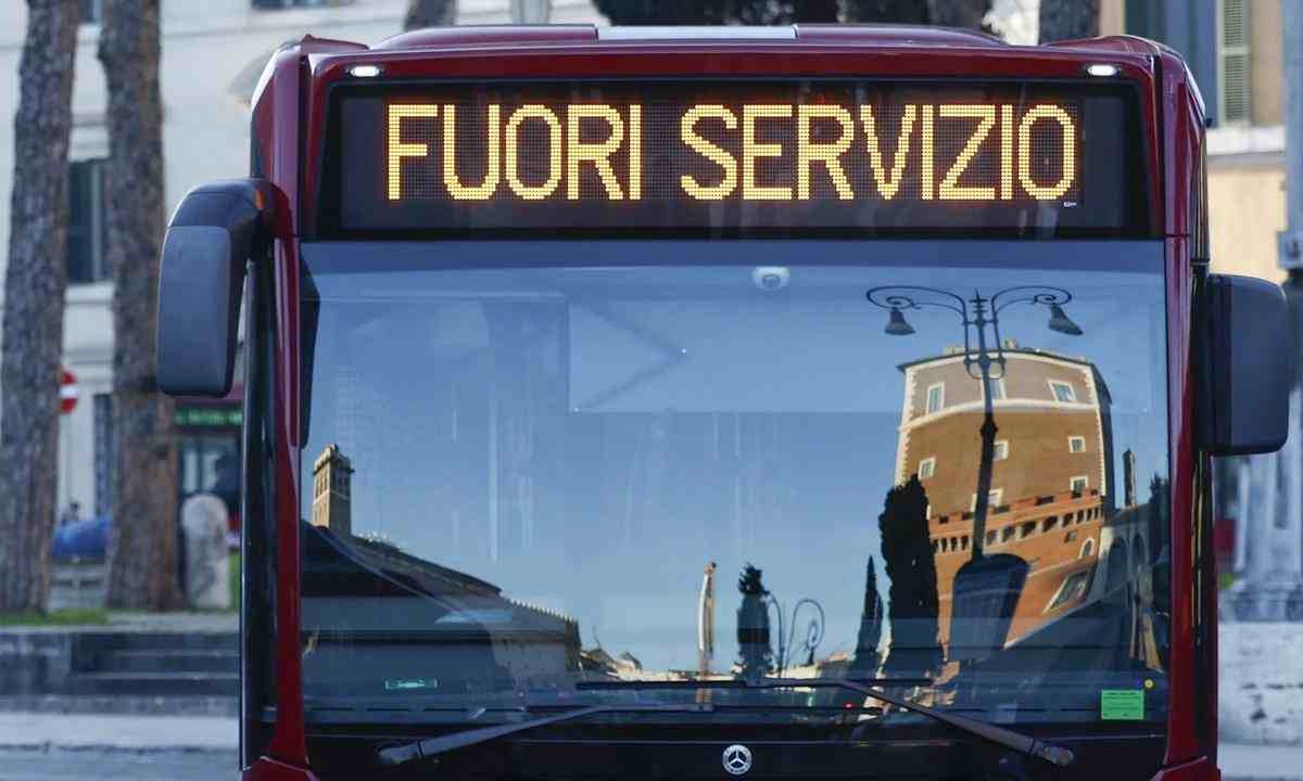 Altro che un giorno di disagi: dicembre rischia il caos | Scioperi a raffica tra treni, aerei, autostrade e trasporti locali