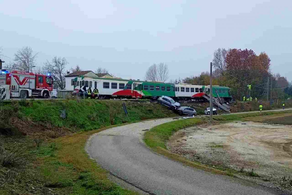 Schianto camion-treno, c’erano su centinaia di studenti: impatto devastante e auto sollevate dall’urto | la circolazione ferroviaria collassa in pochi minuti