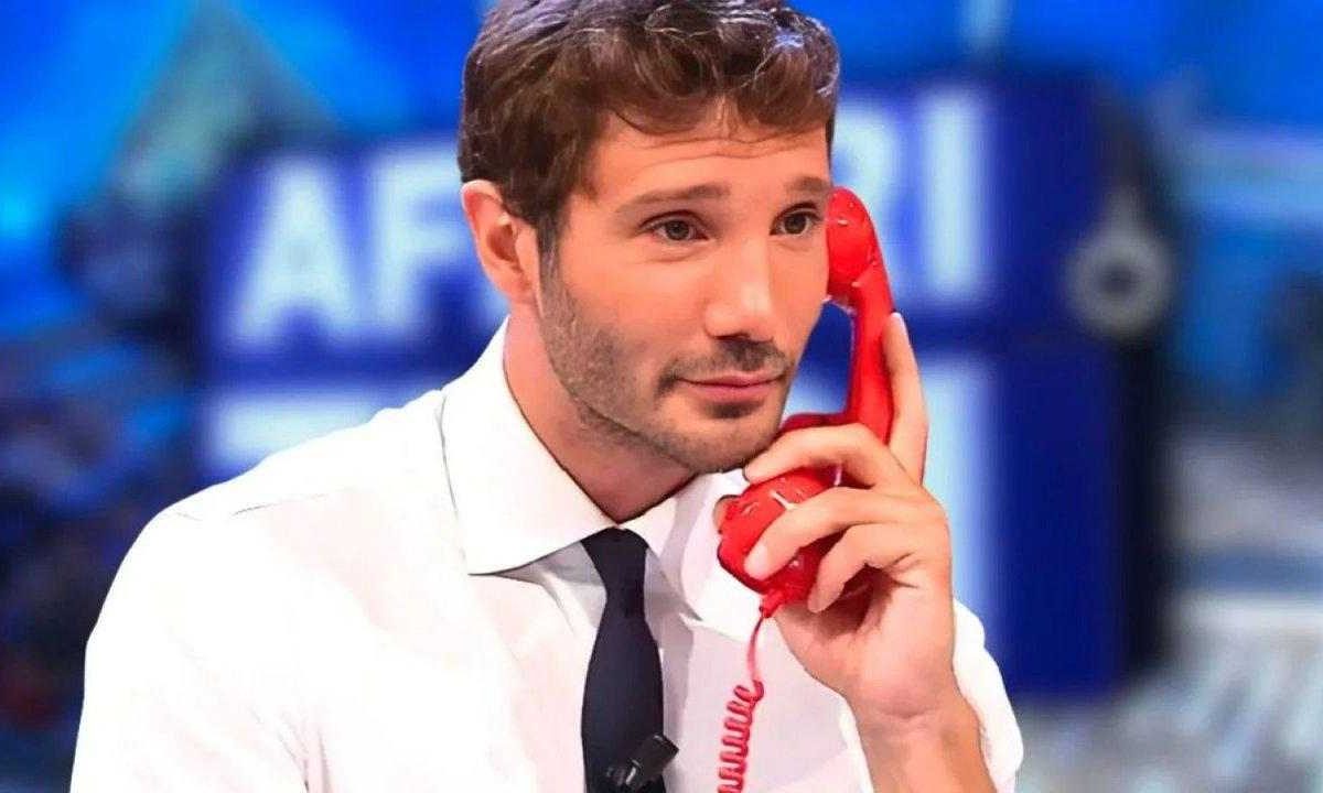 Affari Tuoi, esplode il caso De Martino: “Scarti mirati e facce giovani” | Accusa violentissima dei concorrenti