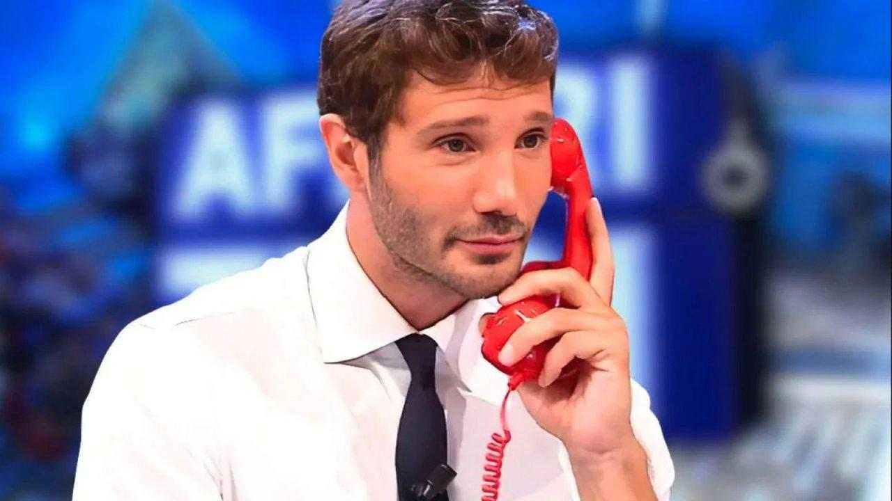 Affari Tuoi, esplode il caso De Martino: “Scarti mirati e facce giovani” | Accusa violentissima dei concorrenti