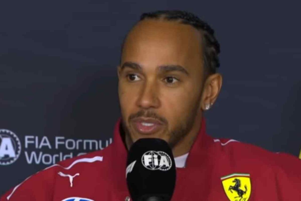 Hamilton, l’addio che nessuno aveva previsto: fuori dalla Ferrari prima ancora del gran finale