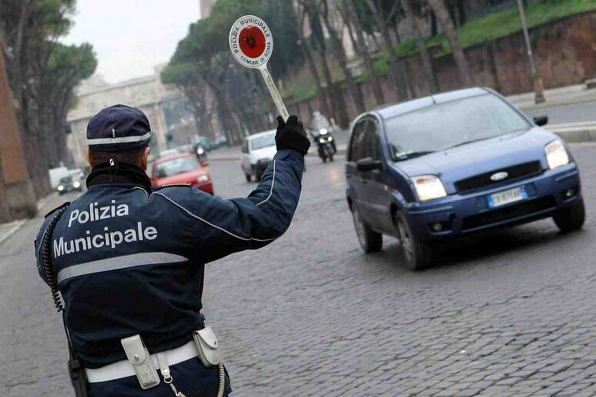 Nuova stretta del Governo, sanzioni immediate fino a 500 euro: il controllo della polizia non ammette più errori