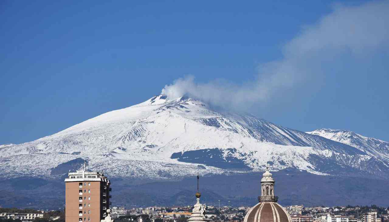 Viabilità in crisi sull’Etna, dopo giorni di disagi la situazione si placa | Prossime precauzioni e eruzioni