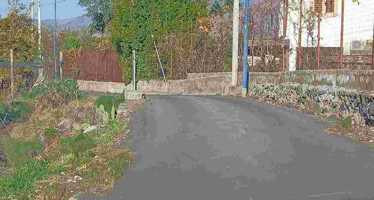 Pedara, strada sull’orlo del dirupo e case a rischio | I residenti temono il disastro imminente